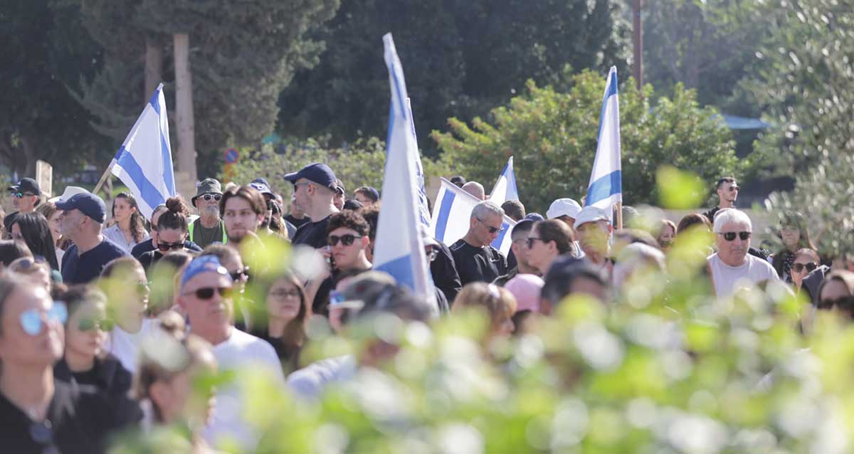 תושבי העיר הרצליה חולקים כבוד אחרון לגל מאיר איזנקוט. הלוויה