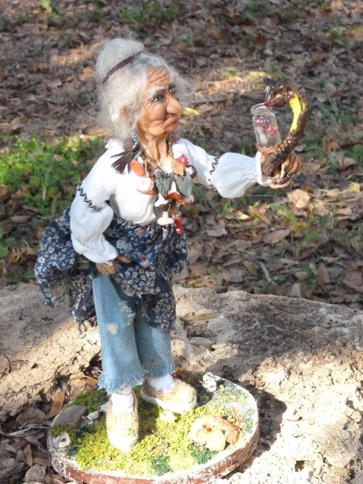 פיסול של אשה זקנה ונחש של גלינה סאיטוב. בעקבות אירועי השבת השחורה