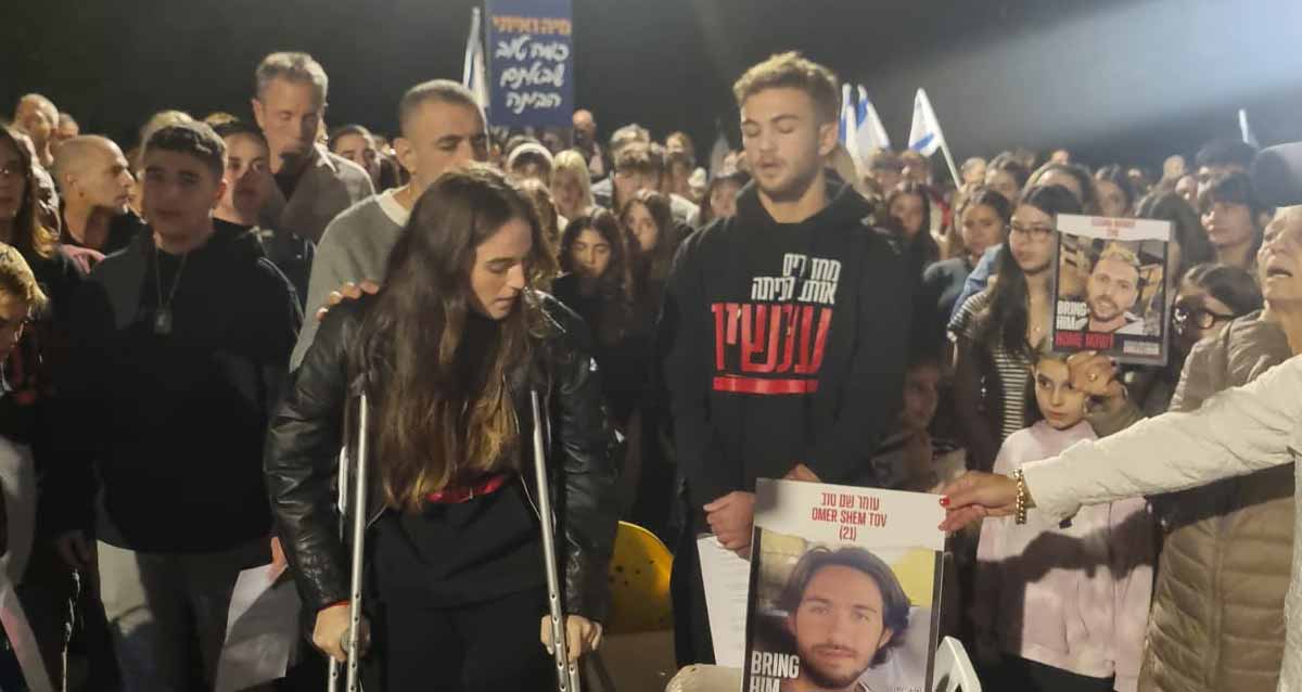 מיה ואיתי במסר למצלמות בהרצליה, אמש. צילום: זאב ינאי