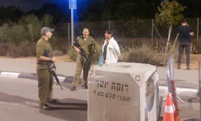 שושי כחלון כידור עם אנשי כיתת הכוננות באחת העמדות בכפר יונה