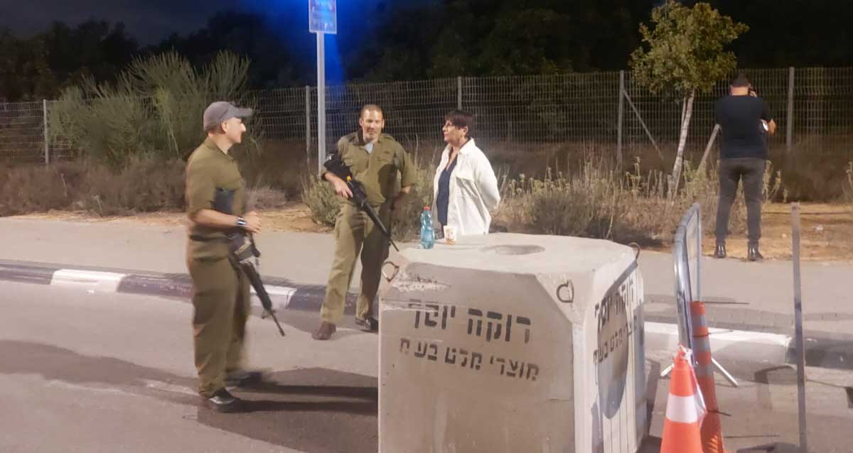 שושי כחלון כידור עם אנשי כיתת הכוננות באחת העמדות בכפר יונה