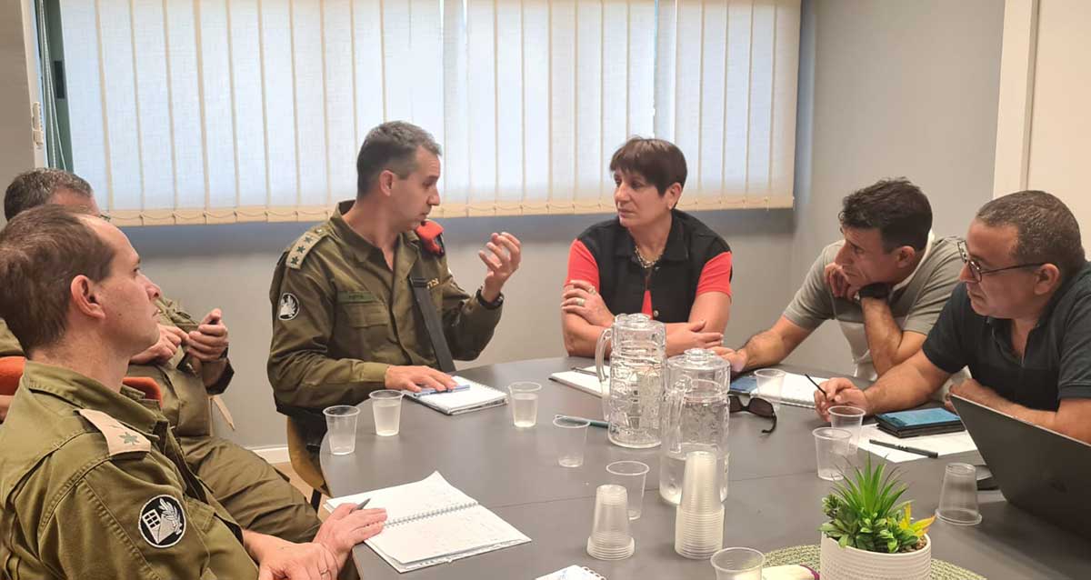 שושי כחלון כידור. דיון ביטחוני עם פיקוד העורף. חרבות ברזל