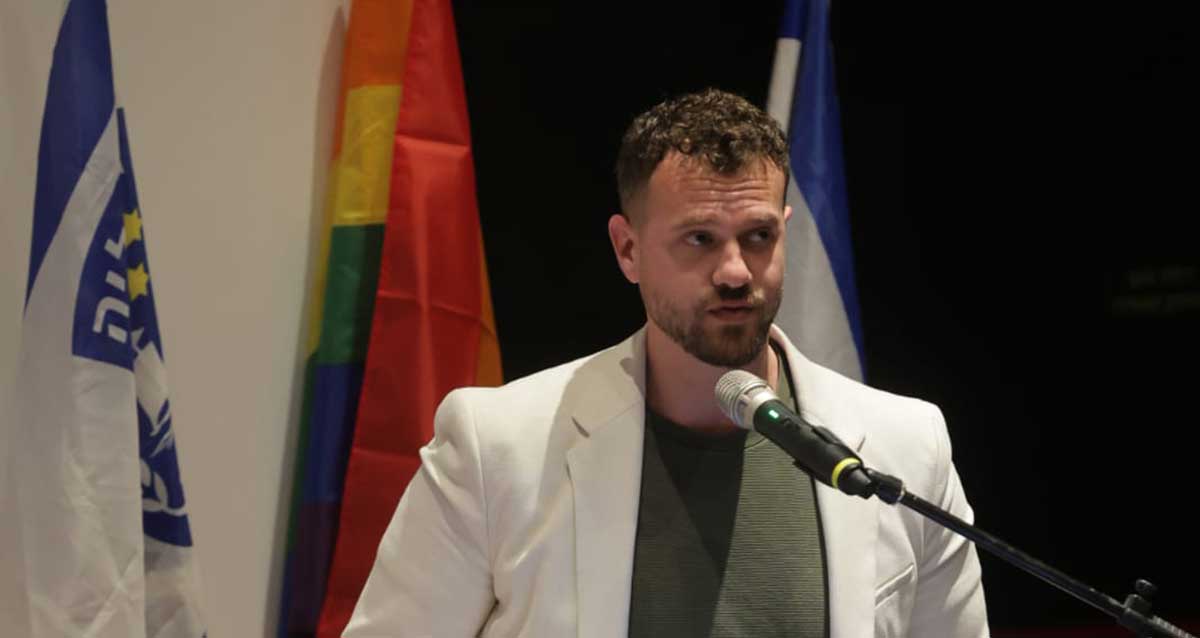 עו"ד אהוד לזר. מנכ"ל עיריית הרצליה. בכנס להט"ב בקרב
