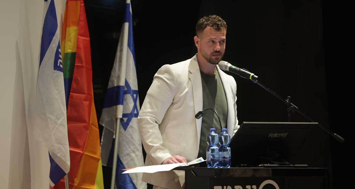 עו"ד אהוד לזר. מנכ"ל עיריית הרצליה. בכנס להט"ב בקרב