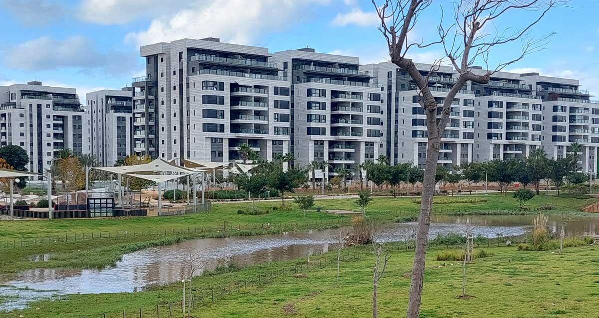 האגם מתמלא במי גשמים. גליל ים, הרצליה