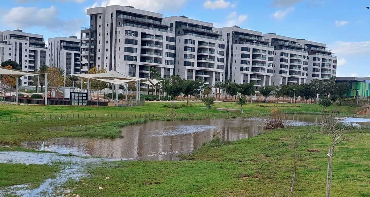 האגם מתמלא במי גשמים. גליל ים, הרצליה