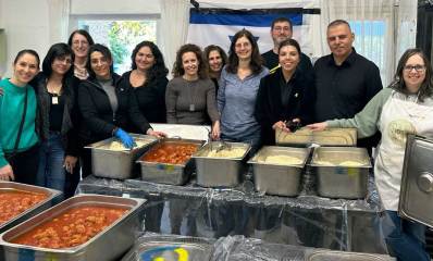 שירות ארוחות צוהריים לילדי מגויסים בכפר סבא. עם ראש העירייה רפי סער