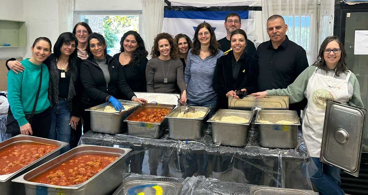 שירות ארוחות צוהריים לילדי מגויסים בכפר סבא. עם ראש העירייה רפי סער