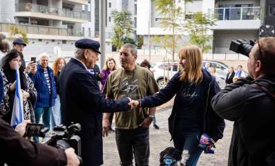 אוריאל רייכמן מקבל את פניהם של מפוני כפר עזה שיתגוררו באופן זמני במבני האוניברסיטה