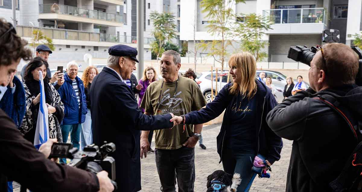 אוריאל רייכמן מקבל את פניהם של מפוני כפר עזה שיתגוררו באופן זמני במבני האוניברסיטה