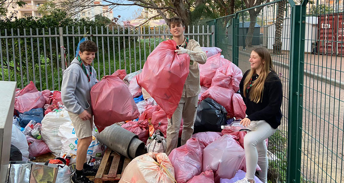 נערים מהצופים של רעננה בפרוייקט מחזור בקבוקים