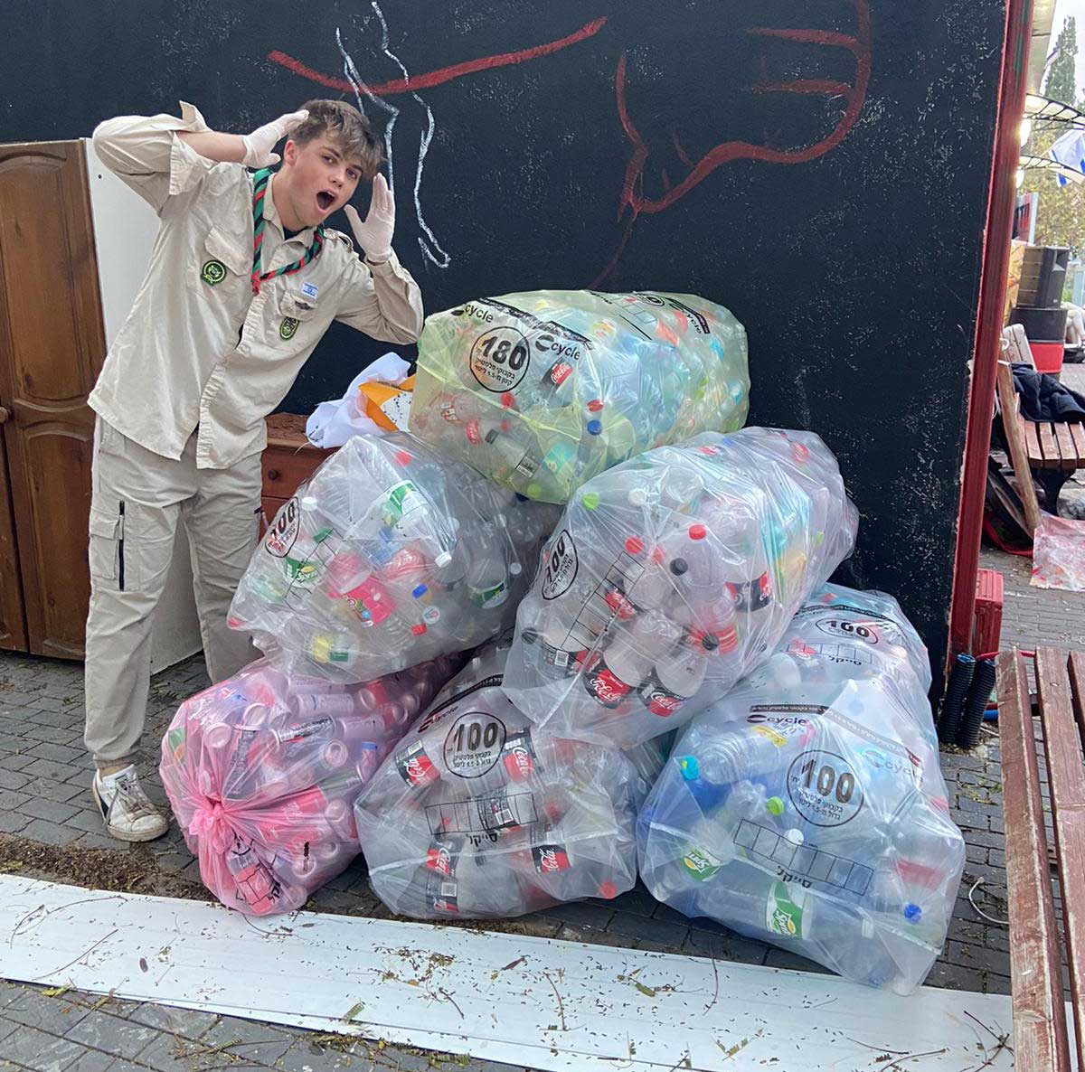 נערים מהצופים של רעננה בפרוייקט מחזור בקבוקים