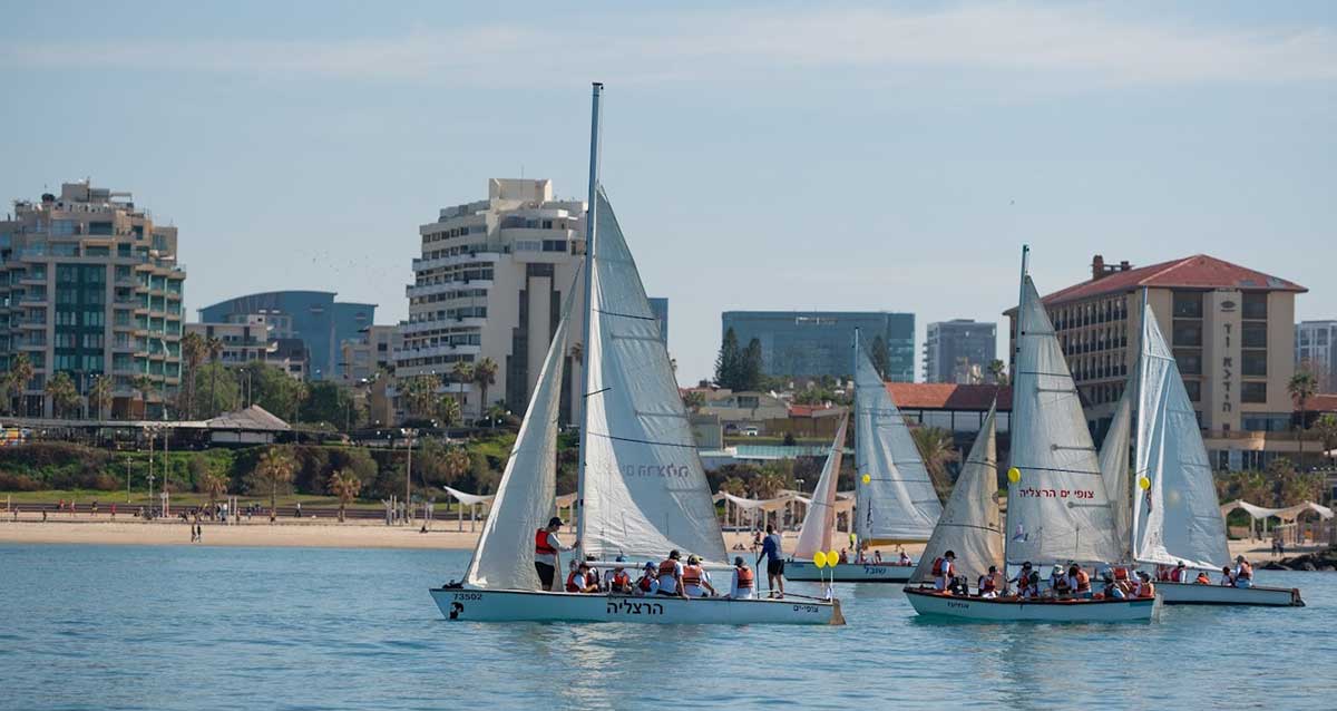 צופי ים הרצליה במשט למען שחרור החטופים ולמען עומר שם טוב