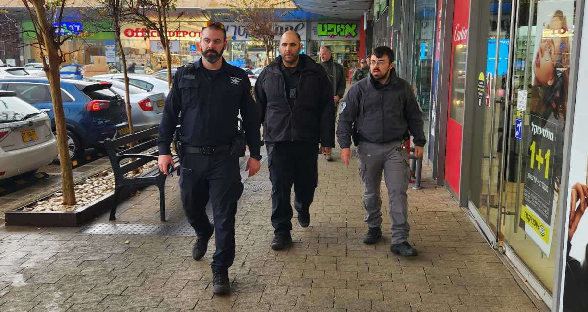 שורים ופקחים של עיריית כפר סבא במבצע משולב לאיתור שוהים בלתי חוקיים