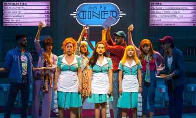 המחזמר "מלצרית". צילום: גיל חיון