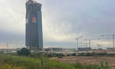 מגדל בבניה במתחם הסינימהסיטי. מספר רב של מנופים ליד.