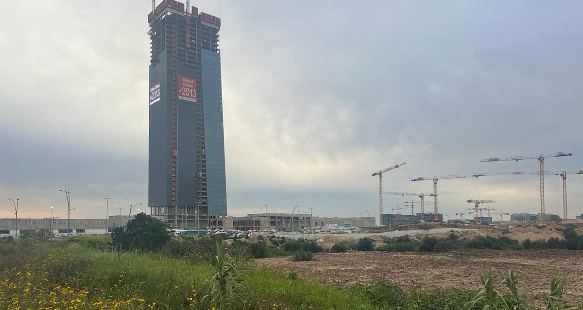 מגדל בבניה במתחם הסינימהסיטי. מספר רב של מנופים ליד.