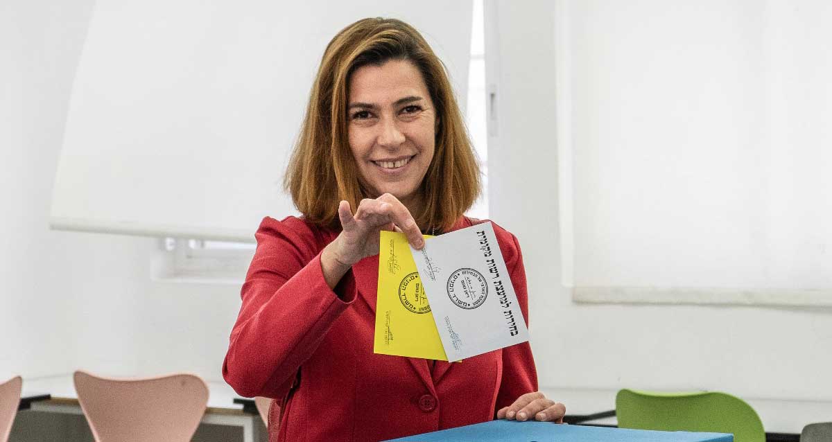 גייל שורש מצביע ברמת השרון