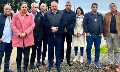 הח"כים ליברמן ופורר עם פורום יישובי קו התפר. צילום: עיריית כפר סבא