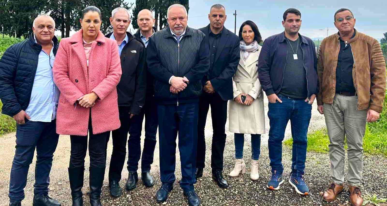 הח"כים ליברמן ופורר עם פורום יישובי קו התפר. צילום: עיריית כפר סבא