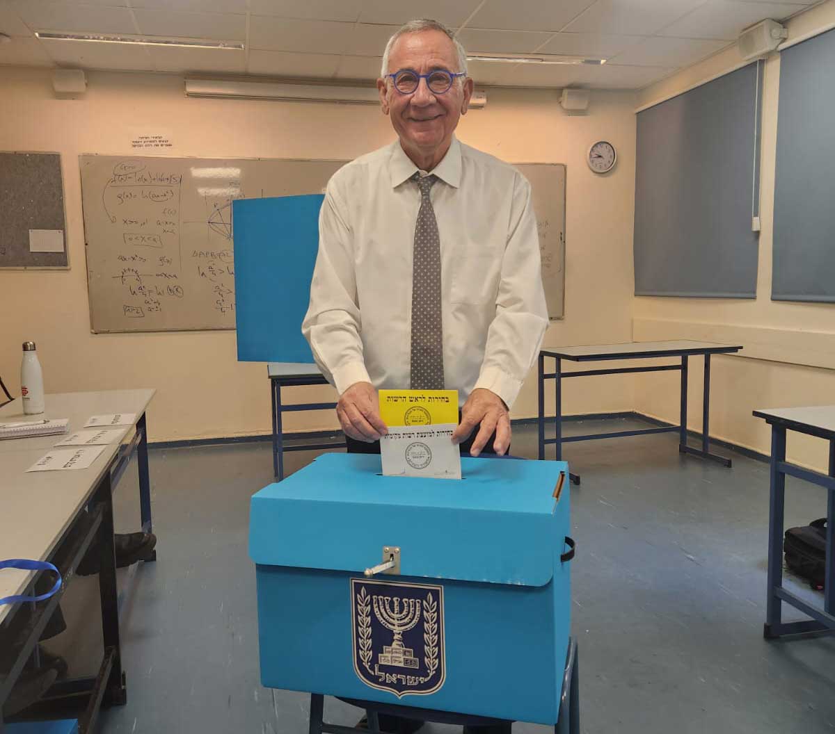 משה פדלון מצביע בבחירות המקומיות בהרצליה