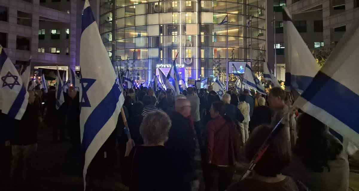 מפגינים למען שחרור החטופים ולמען החלפת הממשלה בהרצליה