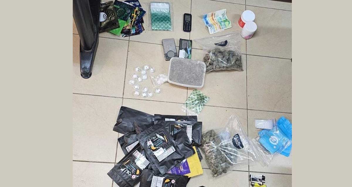 סמים מזומן וטלפונים סלולריים שנתפסו על ידי משטרת גלילות בהרצליה