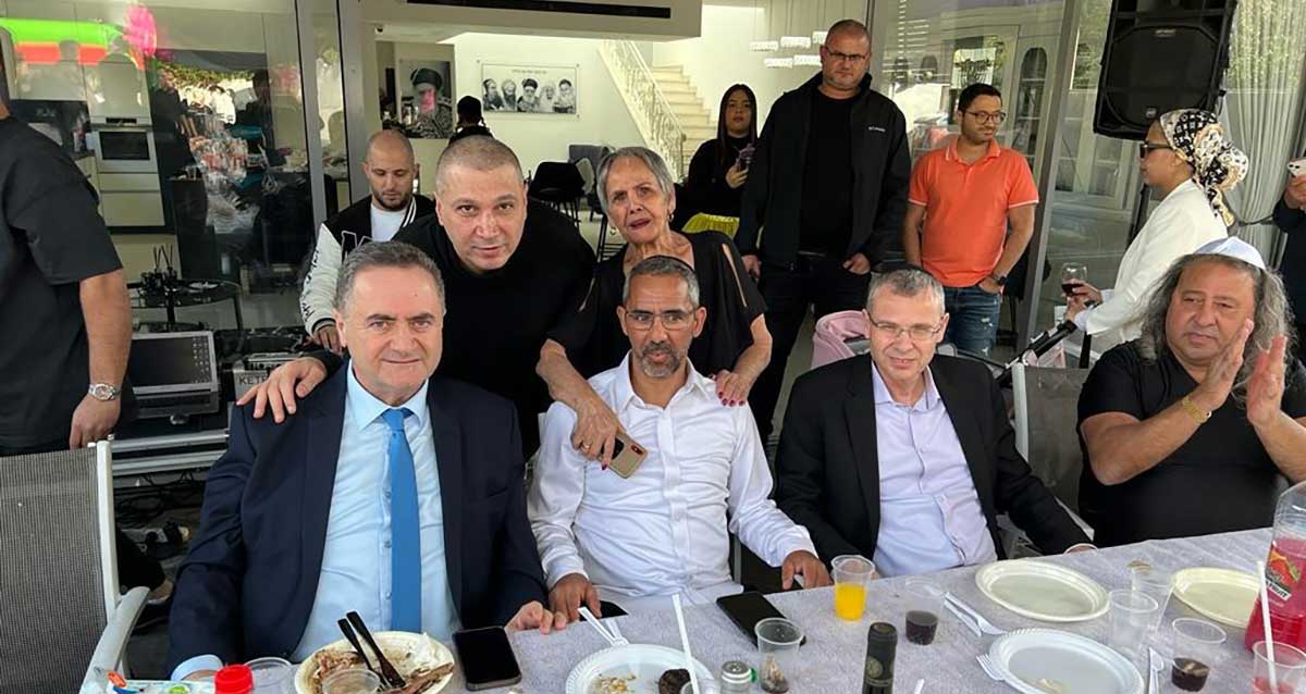 רפי קדושים עם בכירי הליכוד ביתו בהרצליה. צילום: אבי מושל