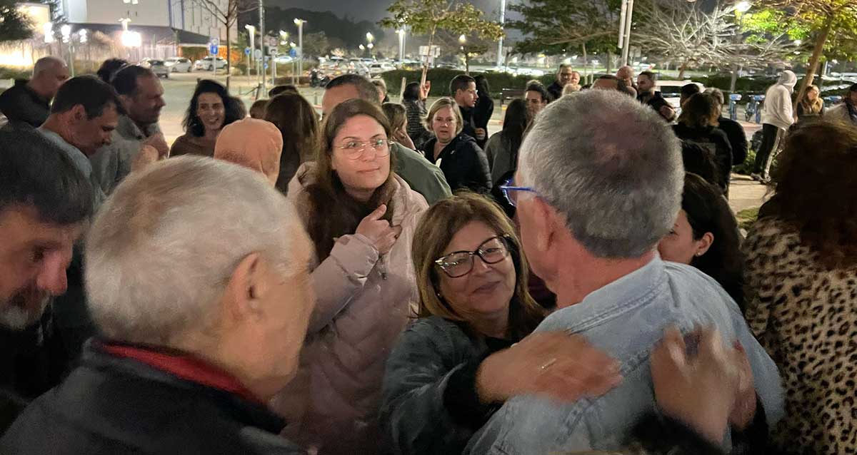 פדלון עם פעילים שבאו לביתו להודות לו אחרי ההפסד. צילום: אסף עמר, הרצליה העיר שלי