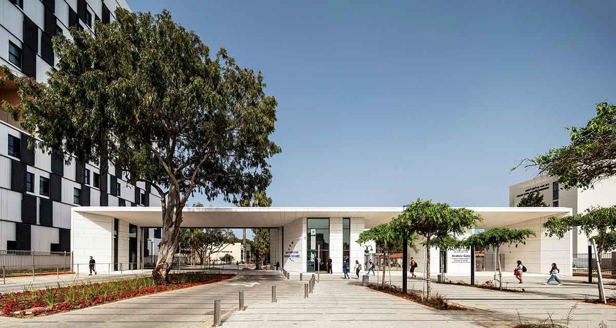 שער הכניסה לאוניברסיטת רייכמן בהרצליה