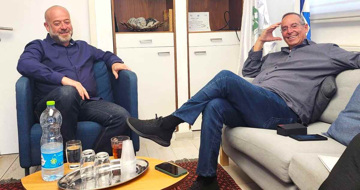 רוכברגר וגרובר בלשכת ראש העירייה. צילום: דוברות עיריית רמה"ש