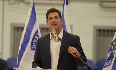 יריב פישר במושב הפתיחה של מועצת העיר הרצליה