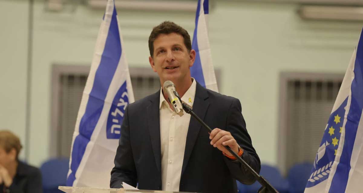 יריב פישר במושב הפתיחה של מועצת העיר הרצליה