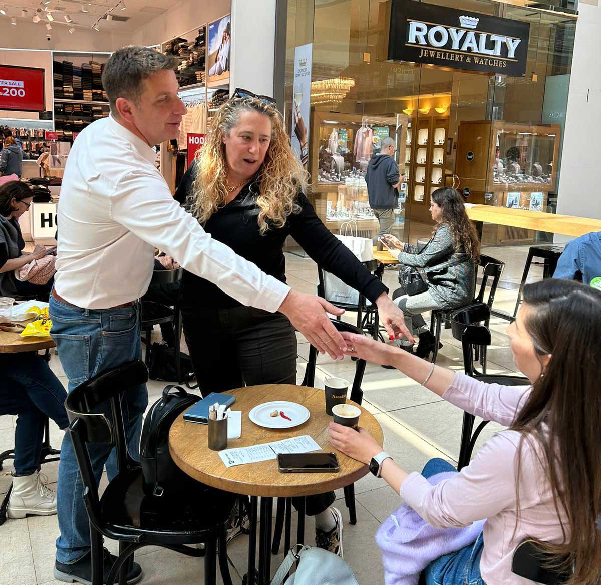 יריב פישר פוגש תושבים ביום הבחירות לראשות העיר הרצליה