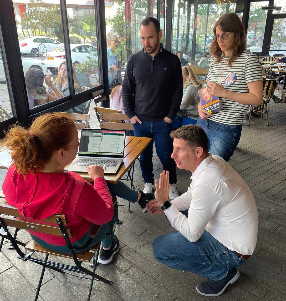 יריב פישר פוגש תושבים ביום הבחירות לראשות העיר הרצליה