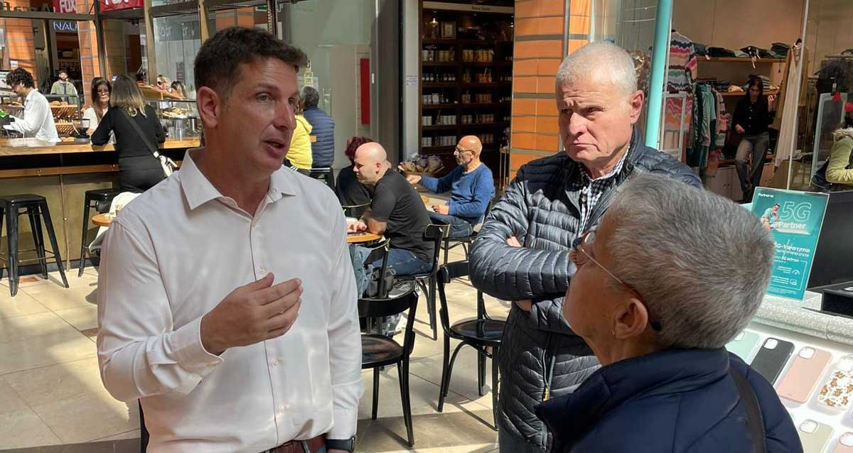 יריב פישר פוגש תושבים ביום הבחירות לראשות העיר הרצליה