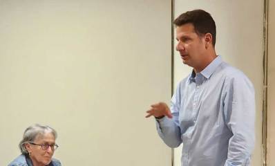 יריב פישר פוגש תושבים ביום הבחירות לראשות העיר הרצליה