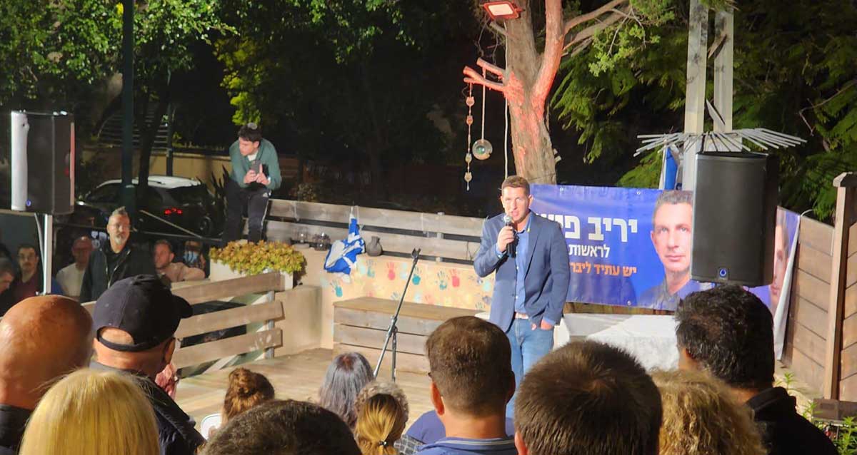 יריב פישר פוגש תושבים ביום הבחירות לראשות העיר הרצליה