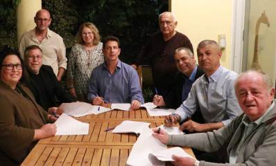 יריב פישר, דנה אורן ינאי, צבי וייס, עופר לוי חותמים על הסכם קואליציוני