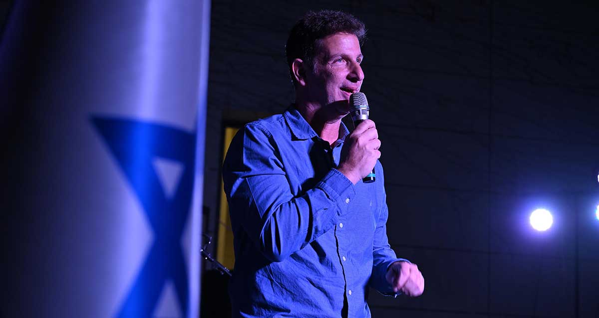 יריב פישר נועם במסיבת הניצחון