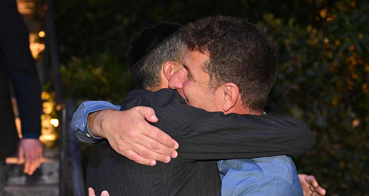 מסיבת הניצחון של יריב פישר. יריב מתחבק
