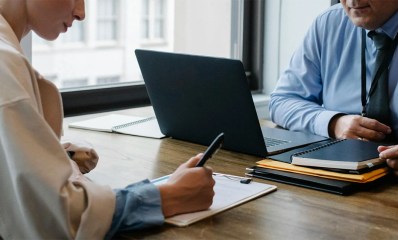 חתימת חוזה (צילום: Pexels)
