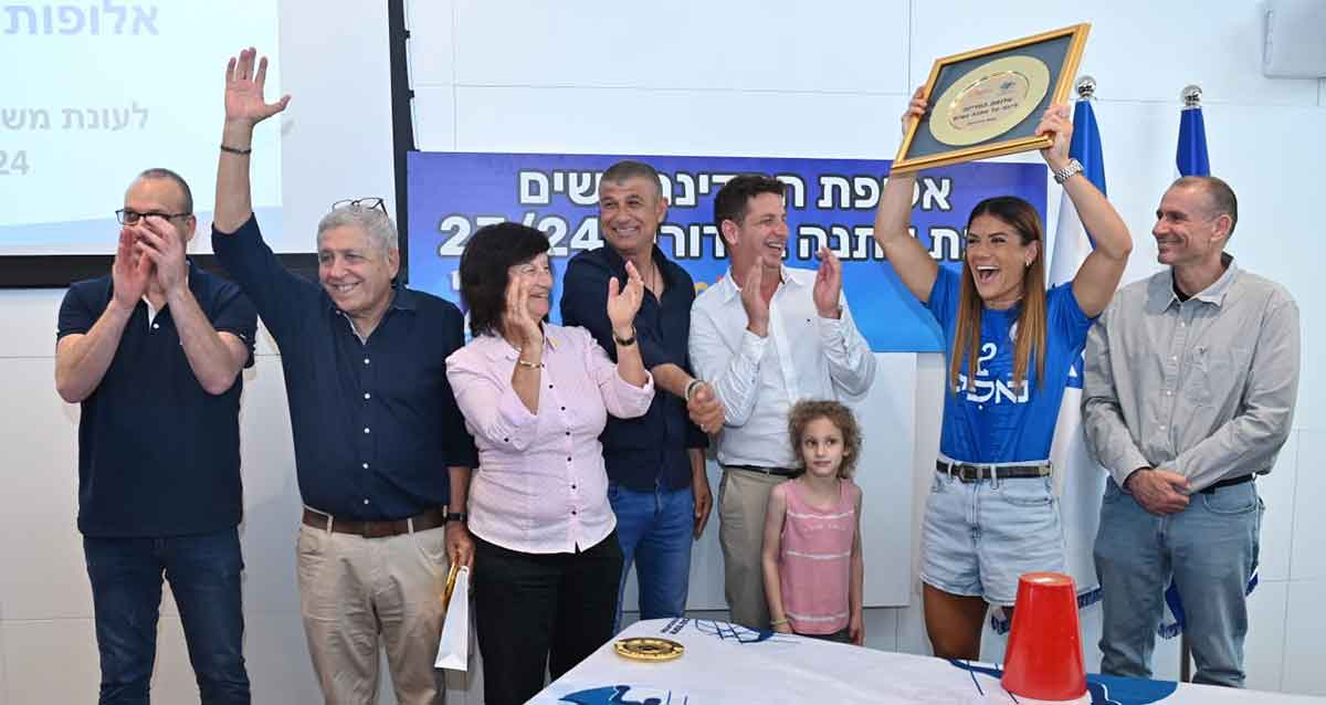 צלחת האליפות מונפת בנוכחות ראש העיר יריב פישר ומחזיק תיק הספורט עופר לוי
