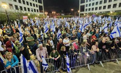 מפגינים בהרצליה למען החטופים ונגד הממשלה.