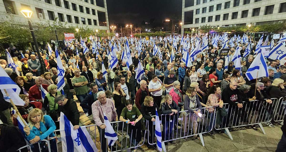 מפגינים בהרצליה למען החטופים ונגד הממשלה.