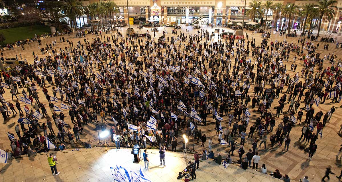 כיכר העיר כפר סבא חוזרת לימים בהם הייתה מלאה. יאיר לפיד מגיע לנאום