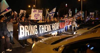 צומת רעננה, למען החטופים. המפגינים עוצרים את התנועה ומניפים כרזות ושלטים. לסלק את המסית בן גביר. BRING THEM HOME NOWֱ