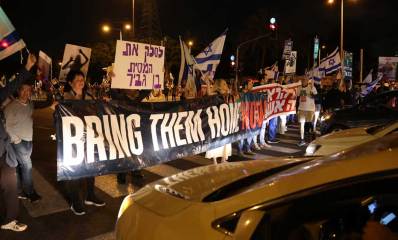 צומת רעננה, למען החטופים. המפגינים עוצרים את התנועה ומניפים כרזות ושלטים. לסלק את המסית בן גביר. BRING THEM HOME NOWֱ