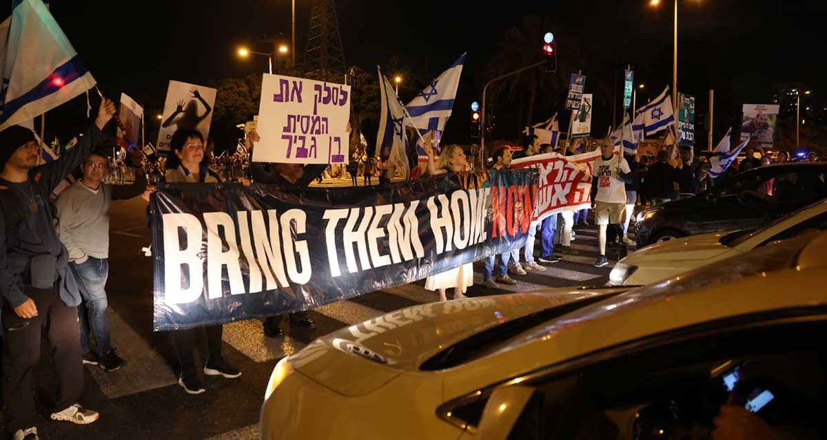 צומת רעננה, למען החטופים. המפגינים עוצרים את התנועה ומניפים כרזות ושלטים. לסלק את המסית בן גביר. BRING THEM HOME NOWֱ