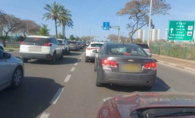 פקק תנועה בירידה משדרות הכוכבים למחלף הסירה בהרצליה